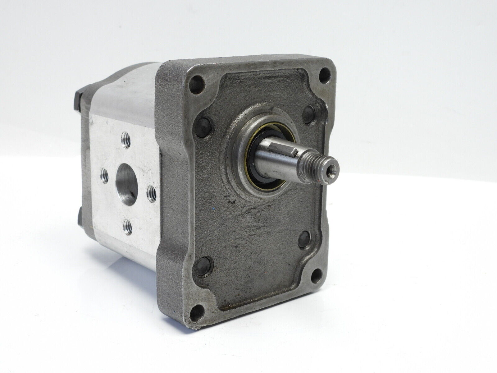PUMPA HIDRAULIKE UNIVERSAL UTB445 MASSEY FERGUSON MF274